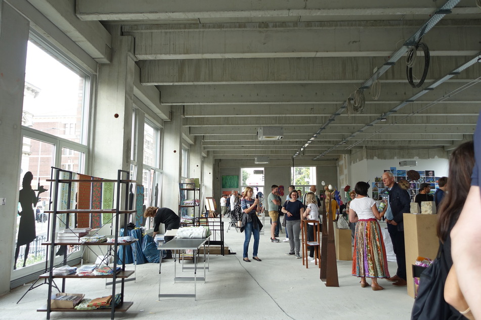 Die Ausstellungshalle des Kauflands Gohlis-Süd beherbergte Kunstwerke unterschiedlichster Art, darunter Skulpturen, Fotografien und Malerei.