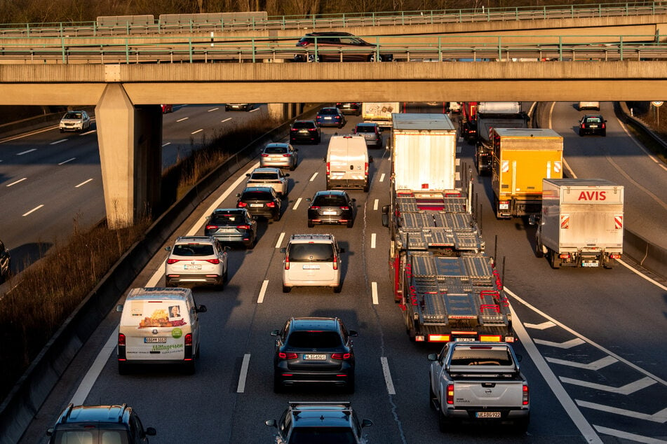 Auf der A1 in Höhe Moorfleet wird die Strecke gewartet. (Archivbild)