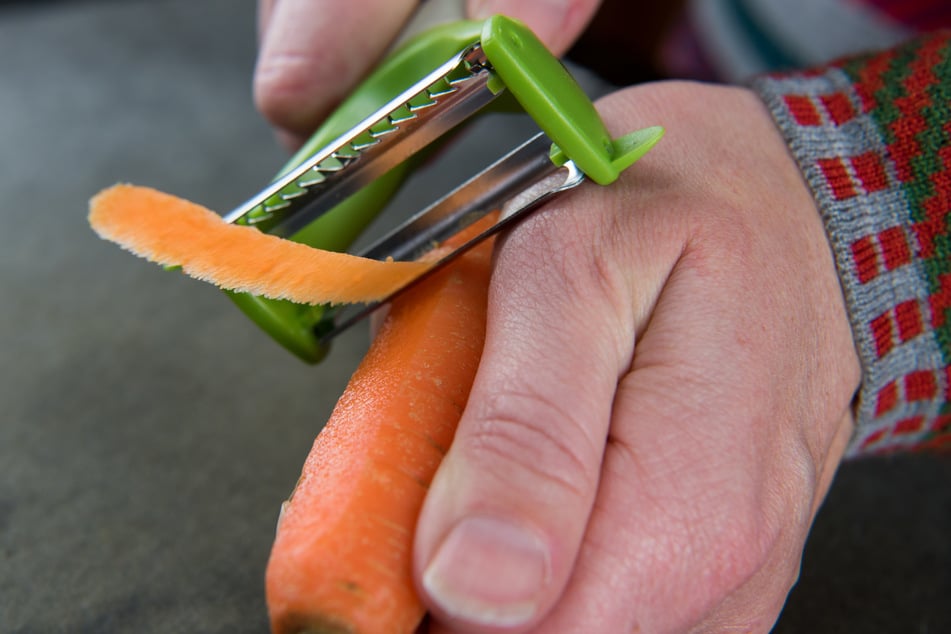 Eigentlich nutzt man den Sparschäler eher zum Schälen von Gemüse. Der Dieb versuchte mit dem kleinen Haushaltshelfer jedoch, sich und seine Beute zu verteidigen. (Symbolfoto)