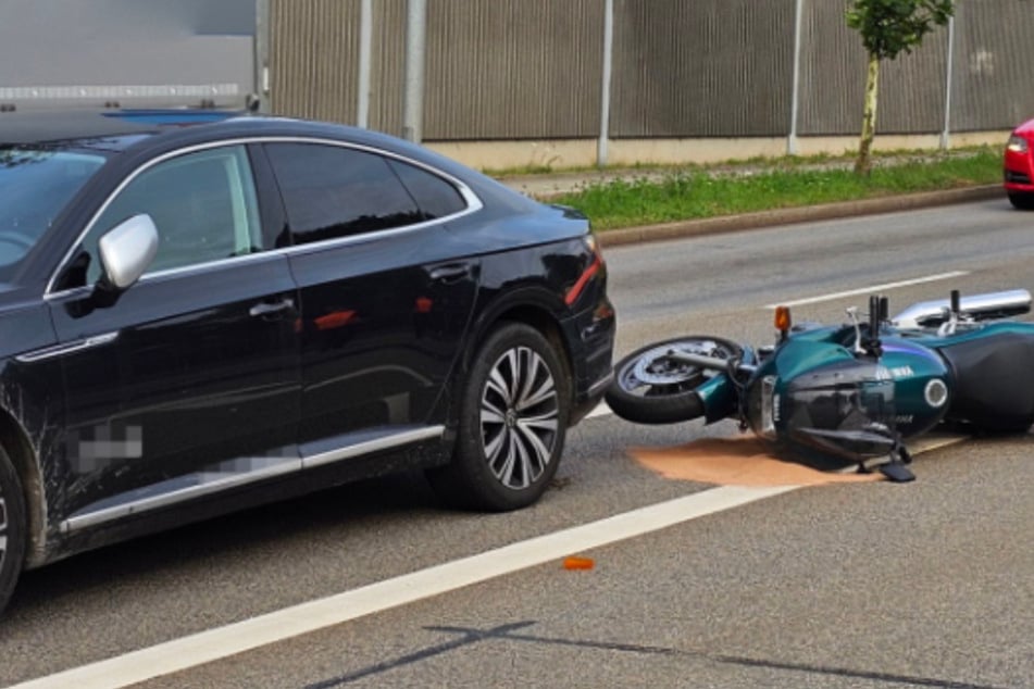 Auffahrunfall in Chemnitz: Motorrad kracht gegen VW