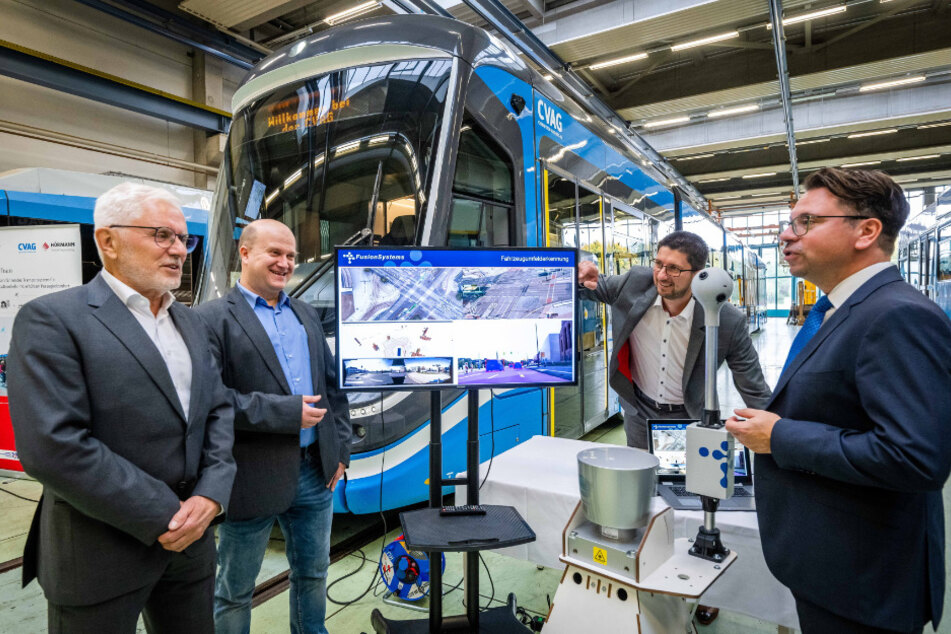 Vier Unternehmen schließen im Oktober 2022 eine Kooperation für das Forschungsprojekt SmarTram (v.l.n.r.): Volkmar Vogel (Hörmann), Axel Pätzold (Fusion Systems), Andreas Mösenbacher (iABG) und David Joram (CVAG).