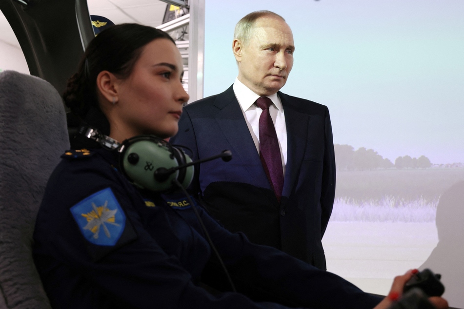 Kreml-Chef Putin (71, r.) und eine angehende Soldatin.