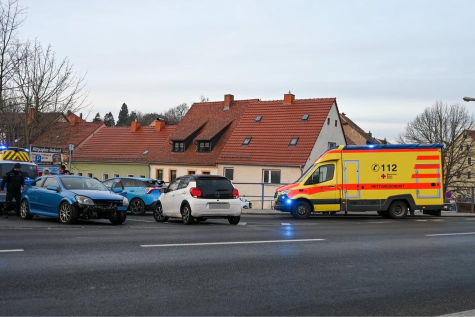 Zwei Autos krachten am heutigen Dienstagmorgen an einer Kreuzung in Löbau zusammen.