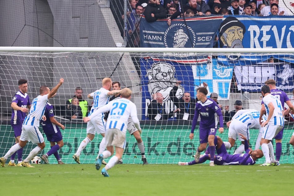 Das war extrem bitter: Gegen Hansa kassierten die Veilchen in letzter Minute das Gegentor zum 1:2 - natürlich nach einem Eckball.