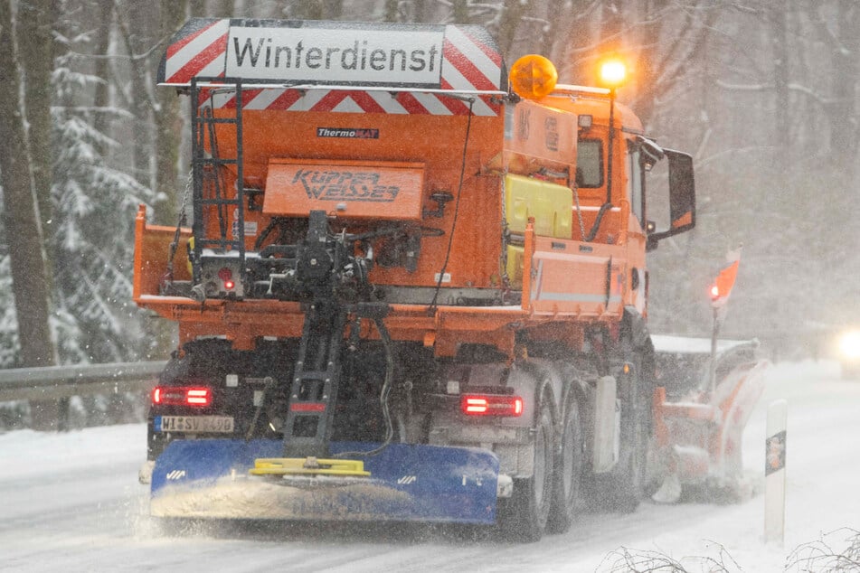 Der Winterdienst muss in Hessen verbreitet ran. (Symbolfoto)