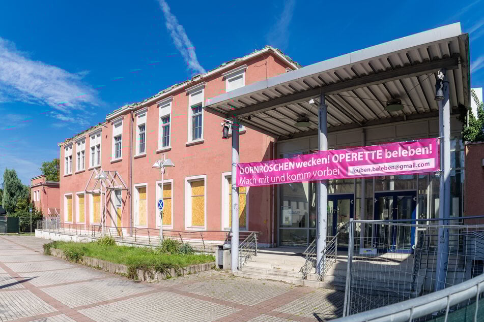 Bis Jahresende weg: Von der Versicherung zum Abriss freigegeben sind bereits der Kopfbau und Eingangsgebäude sowie dahinter liegendes Garderobenhaus.
