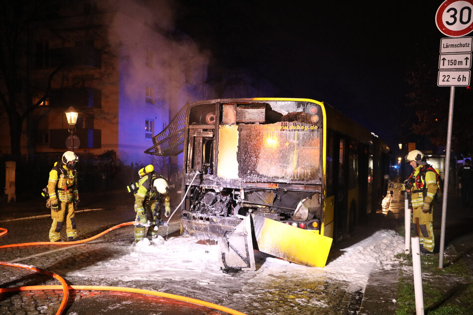Feuerwehrleute der Wache Striesen löschten den brennenden Bus.