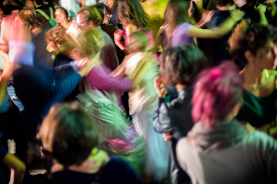 Die holländische Polizei hat an der Grenze zu NRW eine illegale Raveparty mit Hunderten Teilnehmern aufgelöst. (Symbolbild)