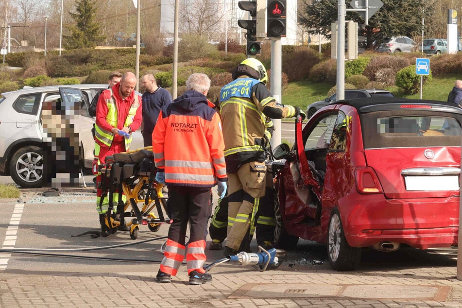Schwerer Unfall an Kreuzung: Rentner und Fiat-Fahrerin in Autos eingeklemmt