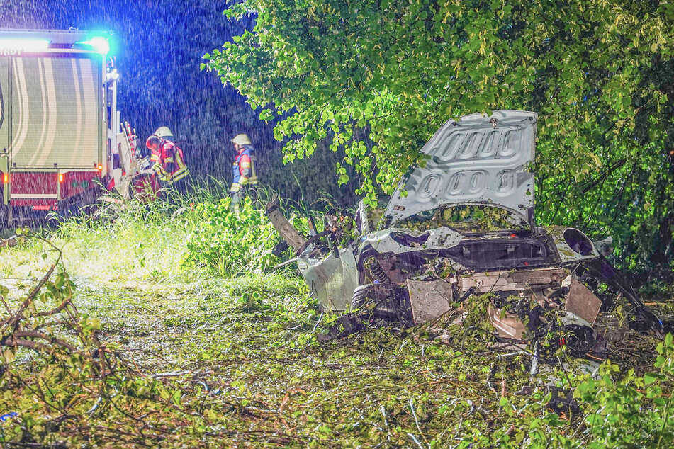 Der Sportwagen ist nach dem Unfall völlig demoliert.