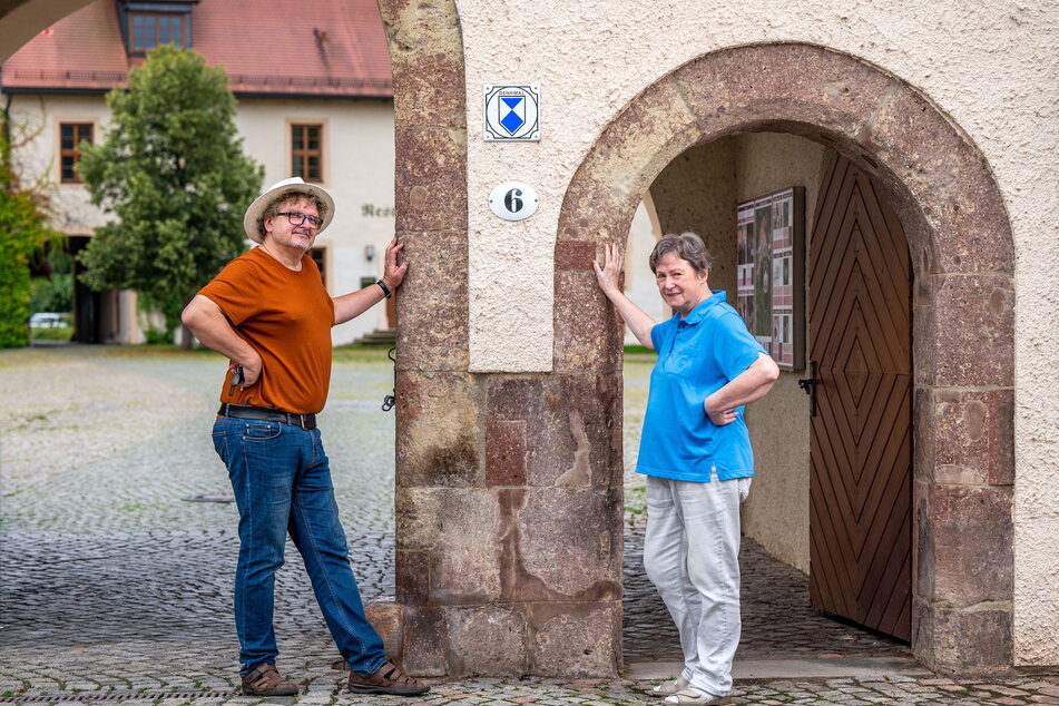 Mathias Heck (53) und Christa Schuler (71) teilen sich im Wasserschloss eine gemeinsame Hausnummer, obwohl sie verschiedene Eingänge haben.