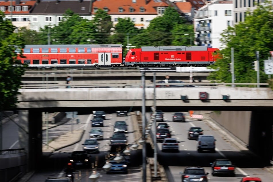 Bahnreisende zwischen München und Mühldorf brauchen Geduld. (Symbolbild)