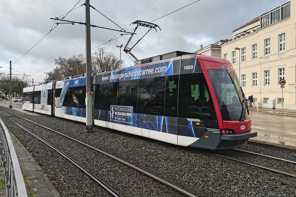 Schwerer Straßenbahn-Unfall: Fußgängerin schwebt in Lebensgefahr