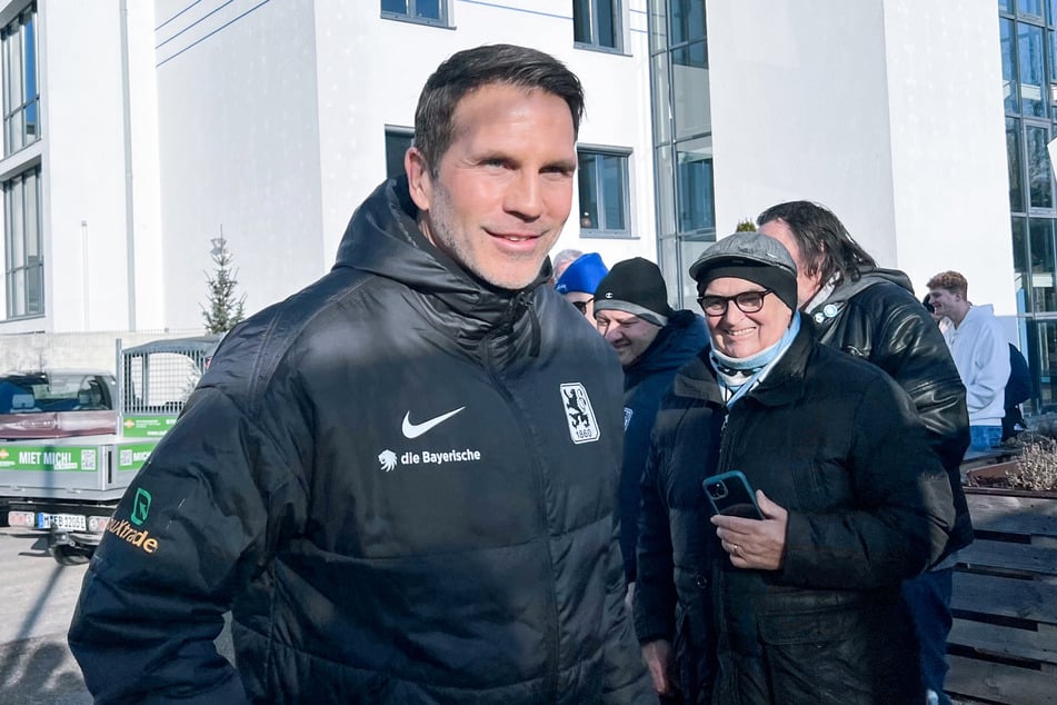 Fans begrüßen den neuen Löwen-Trainer Patrick Glöckner (48) an der Grünwalder Straße.