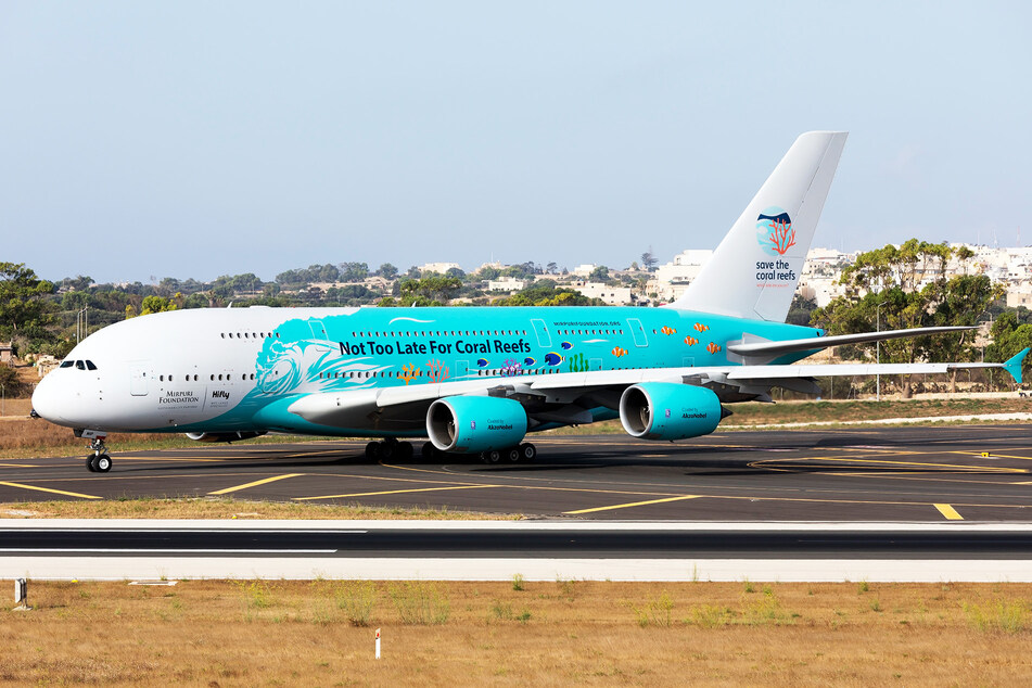 "Es ist nicht zu spät für Korallenriffe" steht auf diesem Airbus A380 von Hi Fly.