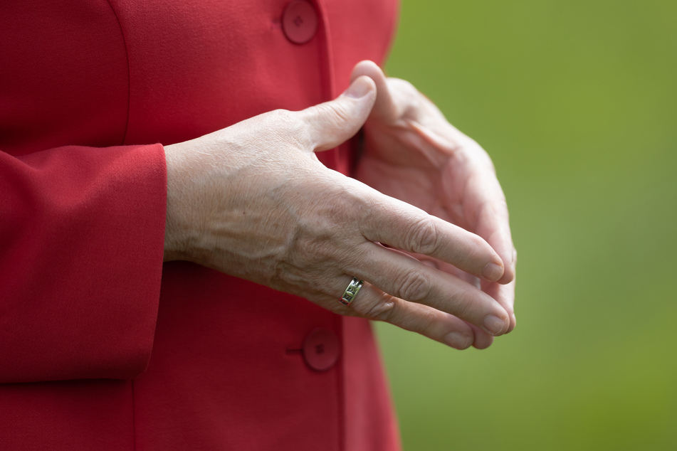 Die für Kanzlerin Angela Merkel (67) typische "Raute"-Geste hat ihr Double Ursula Wanecki (65) derart verinnerlicht, dass sie ihr häufig unbewusst in die Hände "rutscht".
