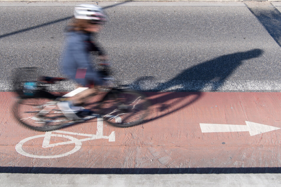 Ein Kind fährt auf einem Radweg. Für Kinder sind Radwege im Südwesten oft zu gefährlich. (Symbolbild)