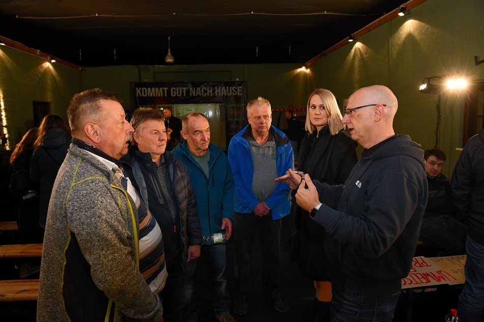 Zinnwald-Lithium-Geschäftsführer Marko Uhlig (56, r.) im Gespräch beim "Bürgerdialog".