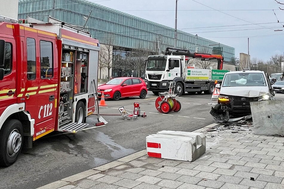 Unfall in Maxvorstadt: VW Bus kracht nach leichter Kollision in Ampelanlage