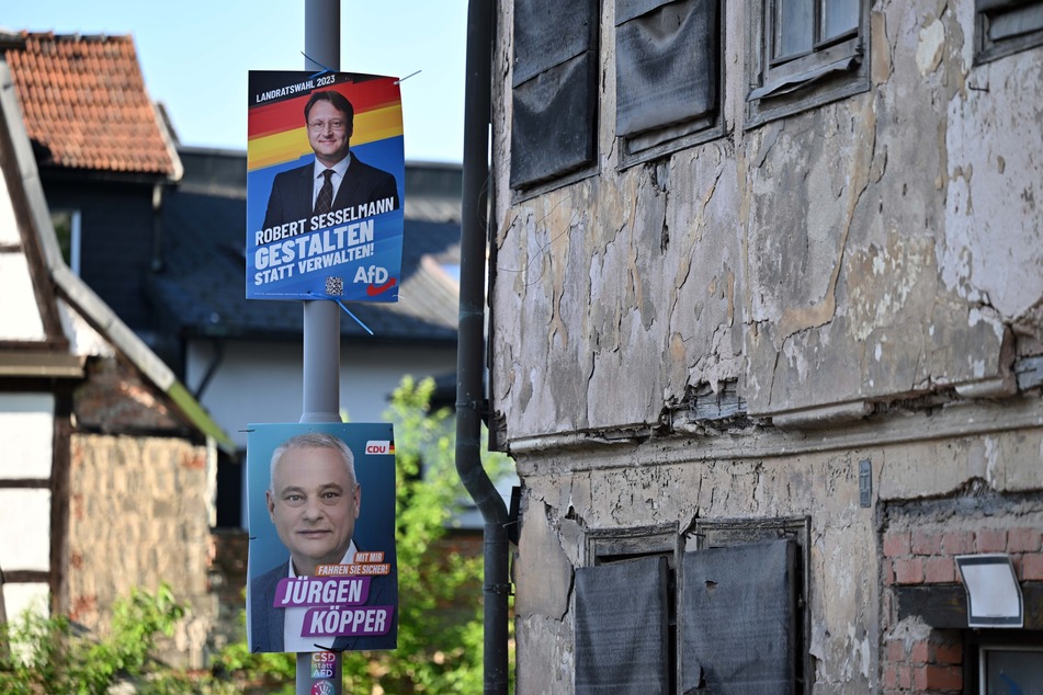 Wahlplakate in der Sonneberger Innenstadt am Tag der Stichwahl des Landrats im Landkreis Sonneberg.