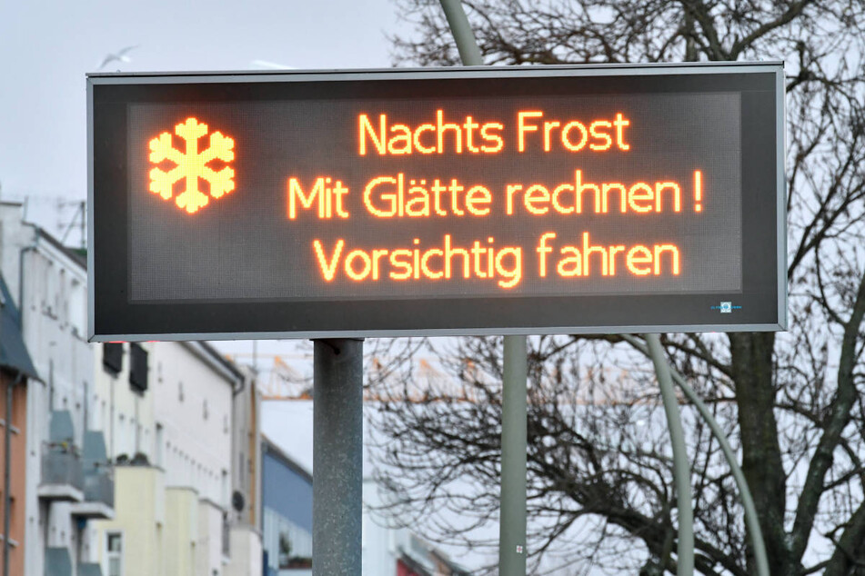 Überfrierende Nässe kann besonders am Abend und in der Nacht zu glatten Straßen in Berlin und Brandenburg führen. (Symbolfoto)