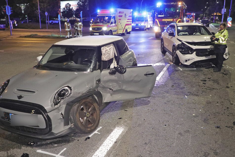 Der Mercedes und der Mini sind an einer Kreuzung kollidiert, die sich nahe der Auffahrt zur A4 befindet.