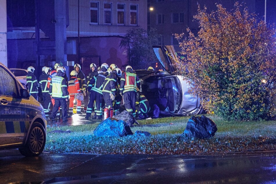 Das Auto des 82-Jährigen blieb nach dem Alleinunfall auf der Seite liegen.