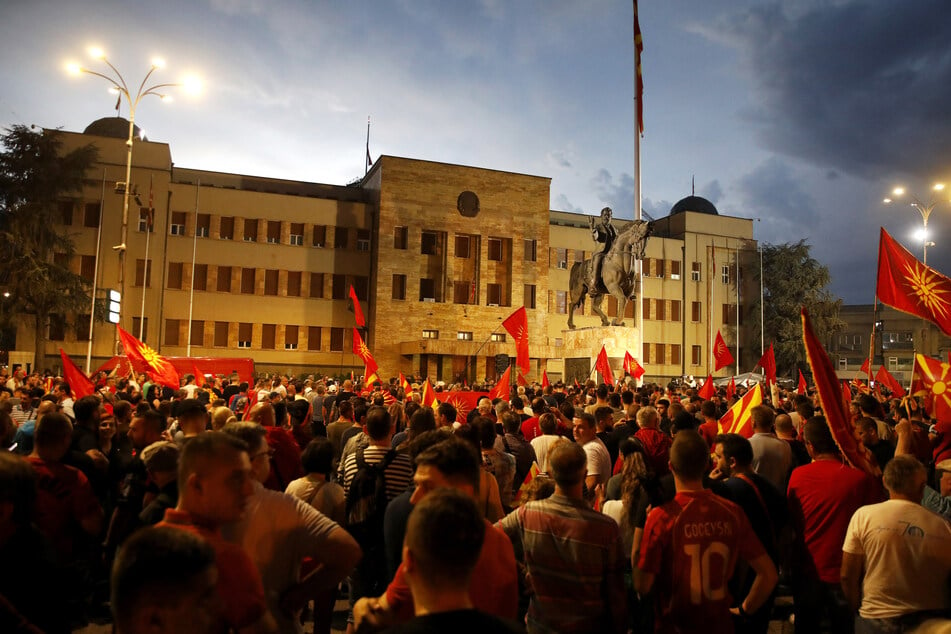 Tausende Menschen versammelten sich mit zahlreichen Flaggen und Schildern vor dem Regierungsgebäude in Skopje.