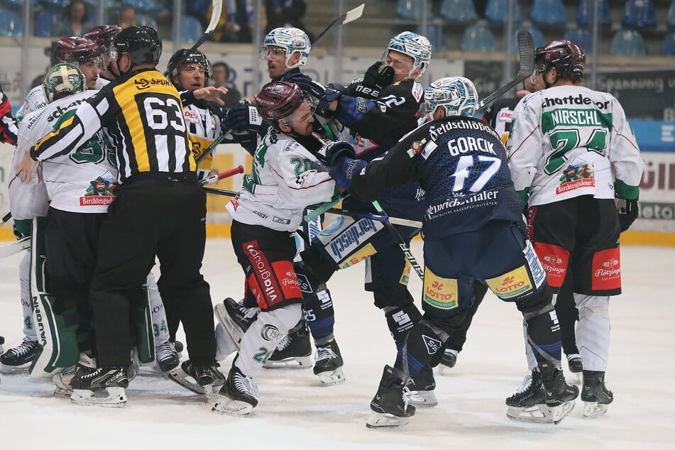 Es flogen die Fäuste, nachdem Starbulls-Goalie Autio (l.) vom Schiri mühsam in Sicherheit gebracht worden war. Die Eislöwen Tomas Andres (3.v.r.) und Sebastian Gorcik ließen sich nichts von den Gästen gefallen.