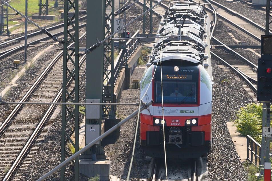 Nach Raucherpause beinahe Zug verpasst: Mann springt auf fahrende Bahn auf