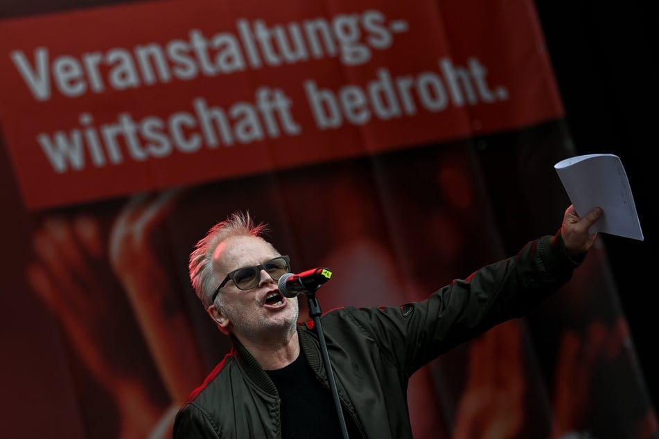 Herbert Grönemeyer im September 2020 bei der Demonstration "Existenzkrise in der Veranstaltungswirtschaft" des Bündnisses #AlarmstufeRot vor dem Brandenburger Tor.