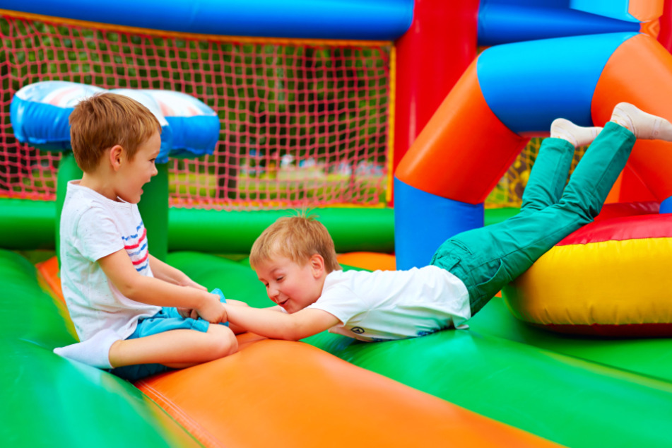 Auf dem Kinderfest "Drambambala" gibt es unter anderem auch eine Hüpfburg zum Toben. (Symbolbild)