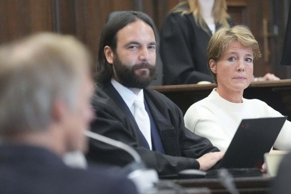Christina Block (52) neben ihrem Anwalt Ingo Bott (42) im Gerichtssaal des Strafjustizgebäudes. Die Steakhouse-Erbin ist die Hauptangeklagte in dem Prozess.