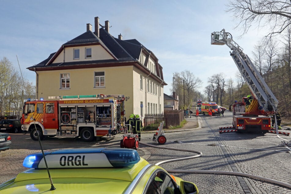 In der Rosa-Luxemburg-Straße brannte der Dachstuhl eines Obdachlosenheims.