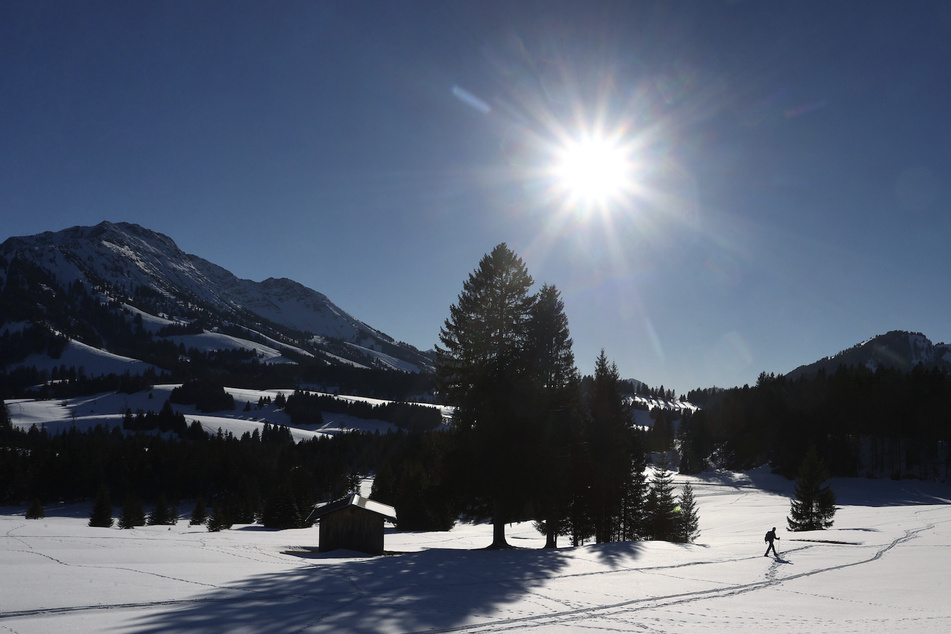 Sonne und Schnee locken die Menschen am Wochenende in Bayern in die Berge.