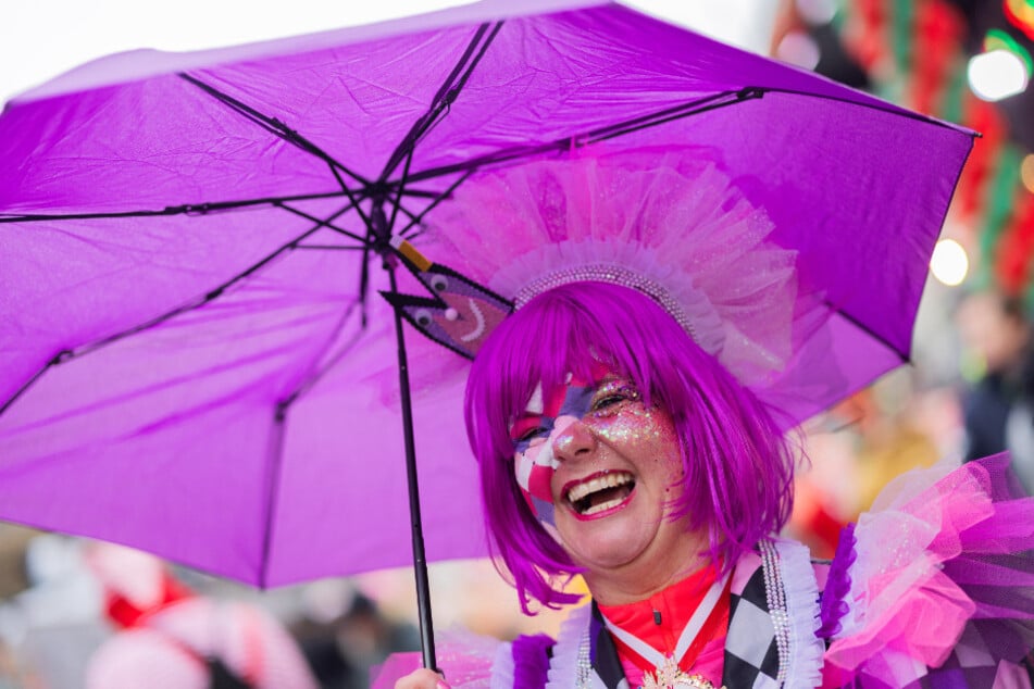 Drei lange Monate hatten die Jecken us Kölle auf den Karneval warten müssen - jetzt kennt die Freude kein Halten mehr.