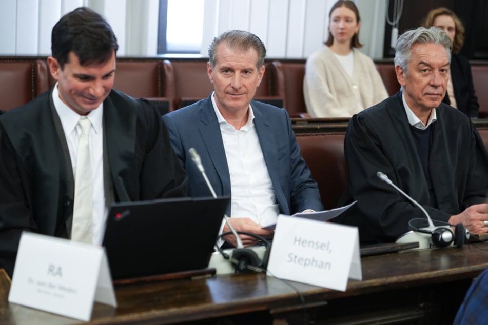 Nebenkläger Stephan Hensel (M.) neben seinen Anwälten Philip von der Meden (l.) und Gerd Uecker.