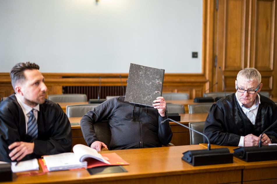 Die Verteidigung um Tom Hanke (l.) und Markus Czempik (r.) hat im Namen ihres Angeklagten Marcus K. (41) Revision eingelegt.