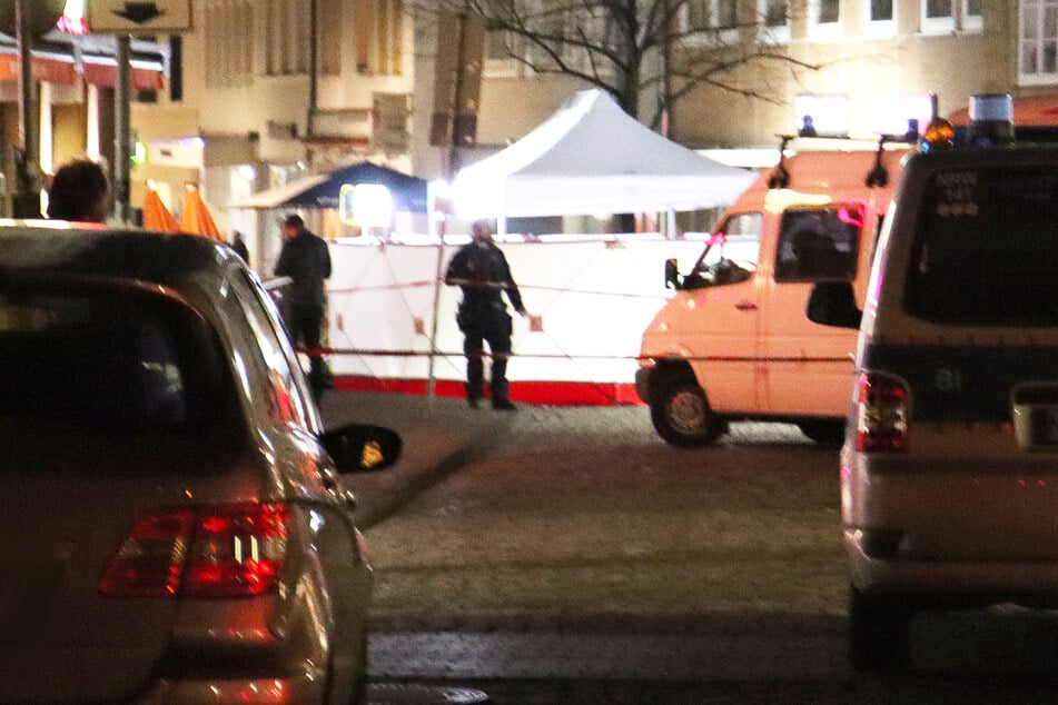 Die Polizei ermittelte bis in die Nacht am Tatort in Bielefeld.