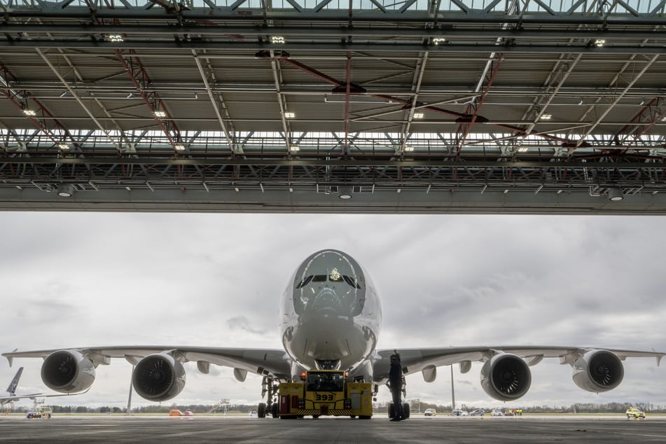 Eine Lufthansa-Maschine des Typs Airbus A380 rollt nach der Landung auf dem Flughafen in München in einen Hangar.