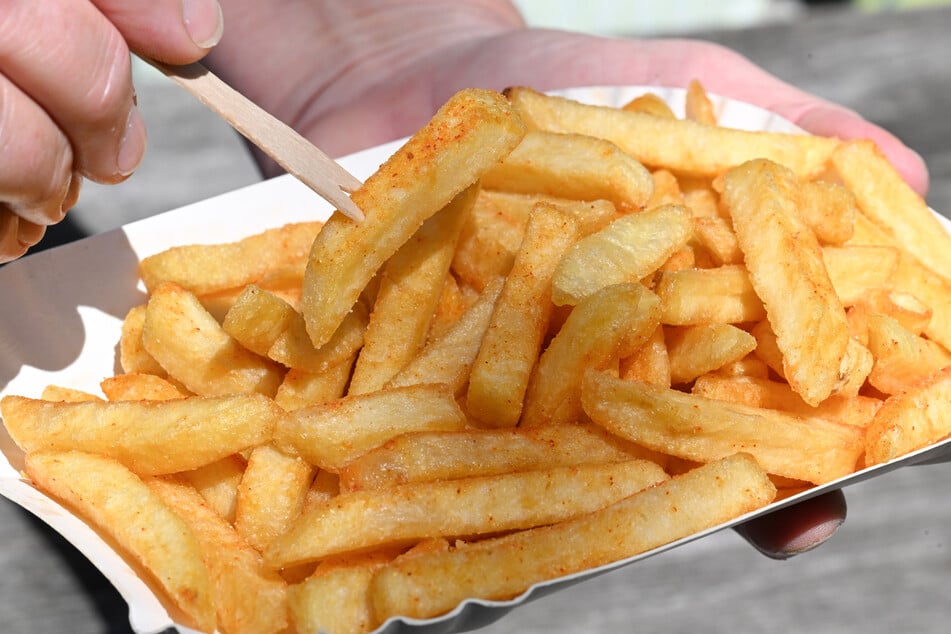 Weil sich eine Taube auf einem Marktplatz eine heruntergefallene Pommes schnappte, musste sie sterben. (Symbolbild)