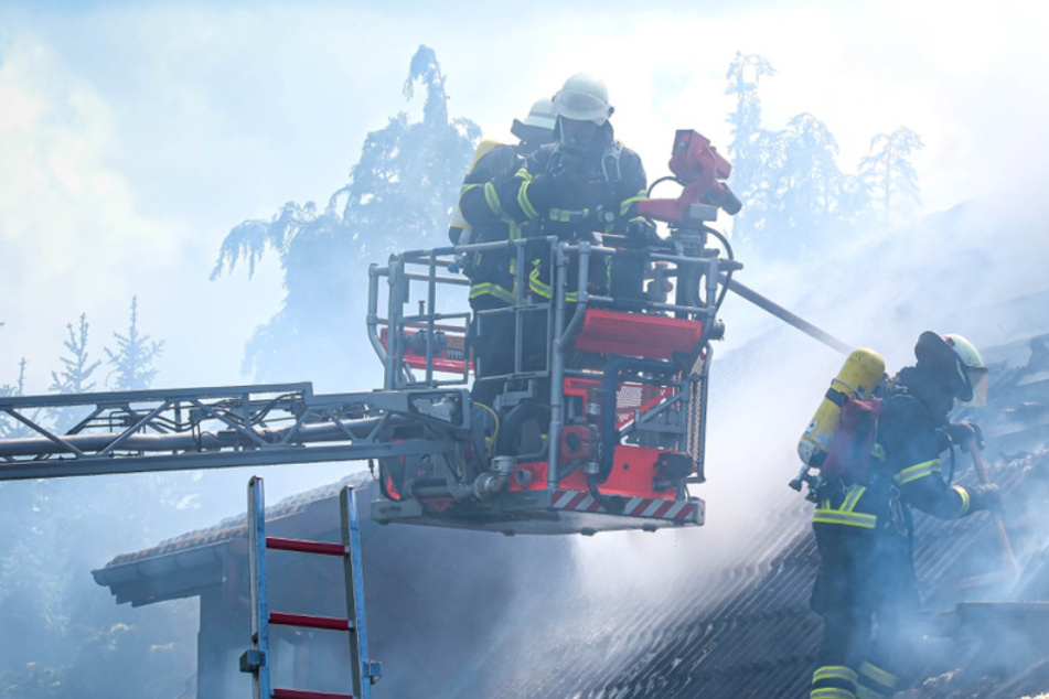 Hamburg: Großeinsatz für die Feuerwehr: Doppelhaushälfte steht in Flammen!