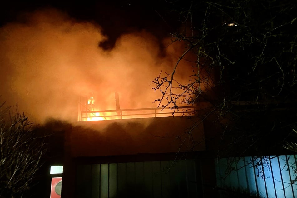 Das Feuer war auf einem Balkon des mehrgeschossigen Gebäudes ausgebrochen.