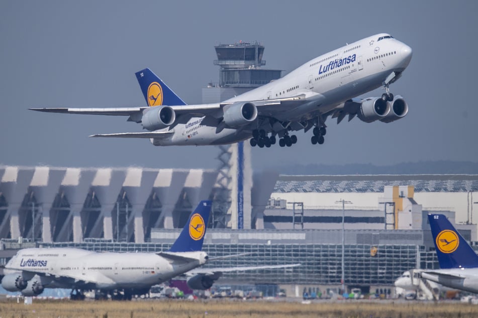 Die Lufthansa plant derzeit keine Forderung eines Impfnachweises für ihre Passagiere (Symbolfoto).