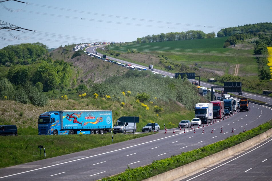 Die Autobahn in Richtung Dresden war am Montag komplett dicht. Der Verkehr wurde umgeleitet - es kam zu kilometerlangem Stau.