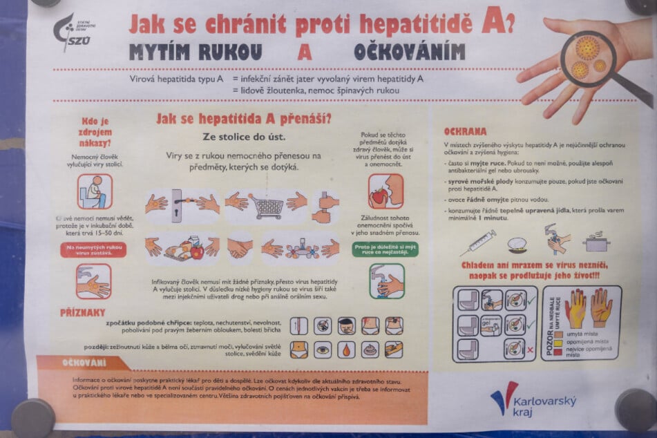 Am Rathaus von Boží Dar warnt ein Aushang mit Hygieneregeln vor Hepatitis A.