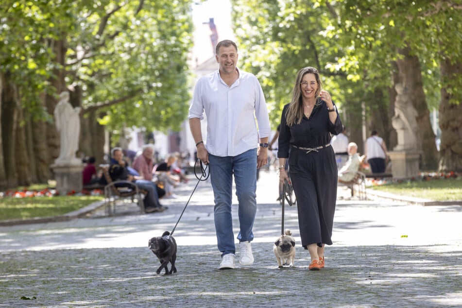 Da waren es noch zwei: René Kindermann führt Mops Otto aus, seine Frau Katja Mops-Dame Cookie.