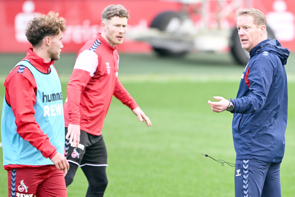Neu-Coach Timo Schultz (r.) im Training des 1. FC Köln mit Luca Waldschmidt (l.) und Kapitän Florian Kainz (Mitte).