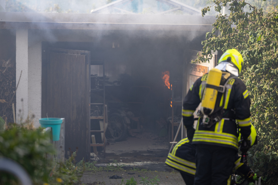 Garage von Einfamilienhaus abgebrannt: Bewohner will löschen und verletzt sich