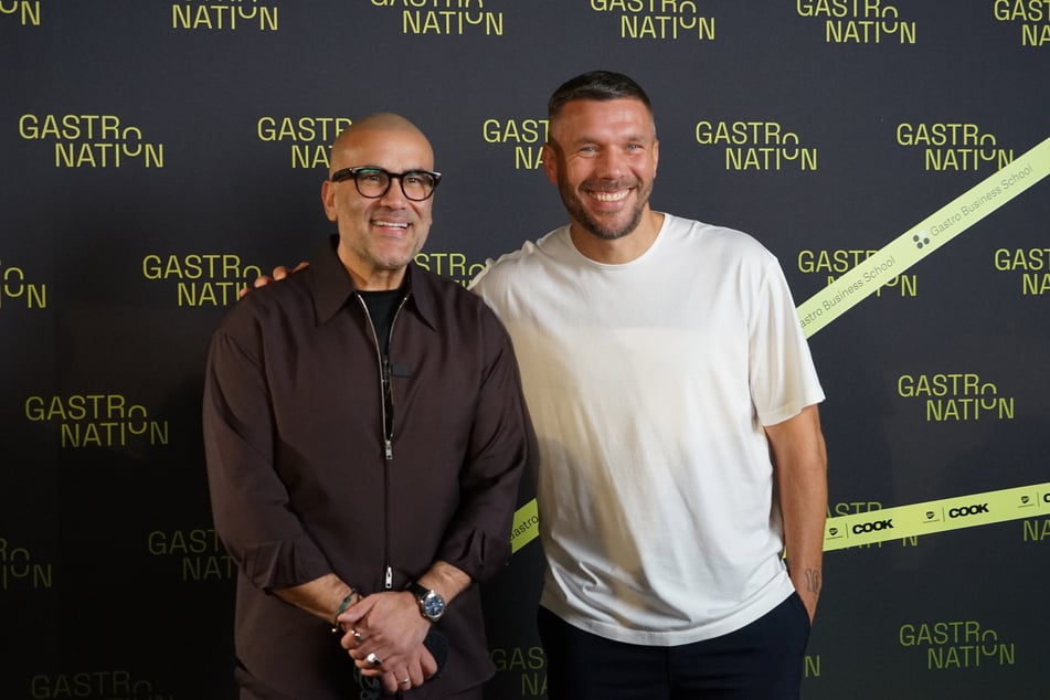 "GastroNation"-Initiator Kemal Üres (46, l.) wartete lange auf eine Zusage von Lukas Podolski via WhatsApp.